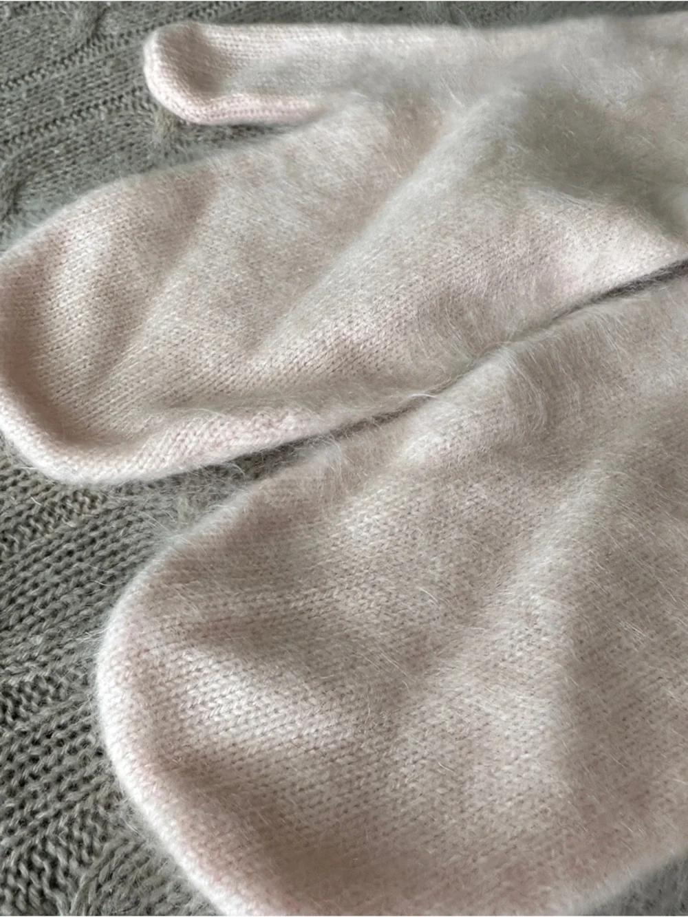 NWT Lululemon Fuzzy Cashmere Mittens, Butter Pink, M/L